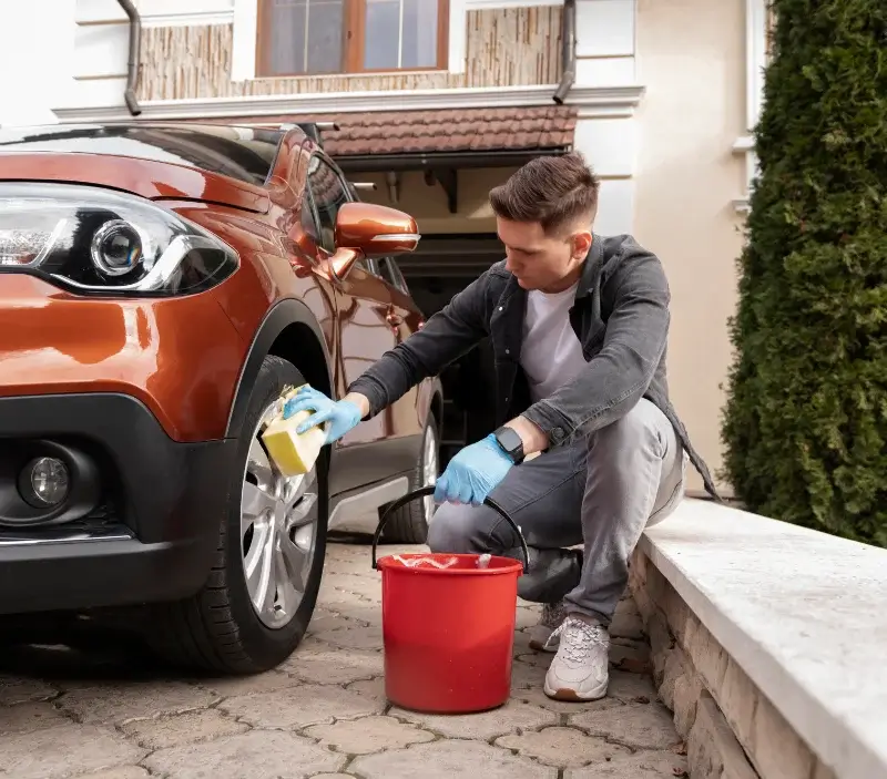 Lavage auto à domicile Biozat : professionnel intervenant sur un véhicule